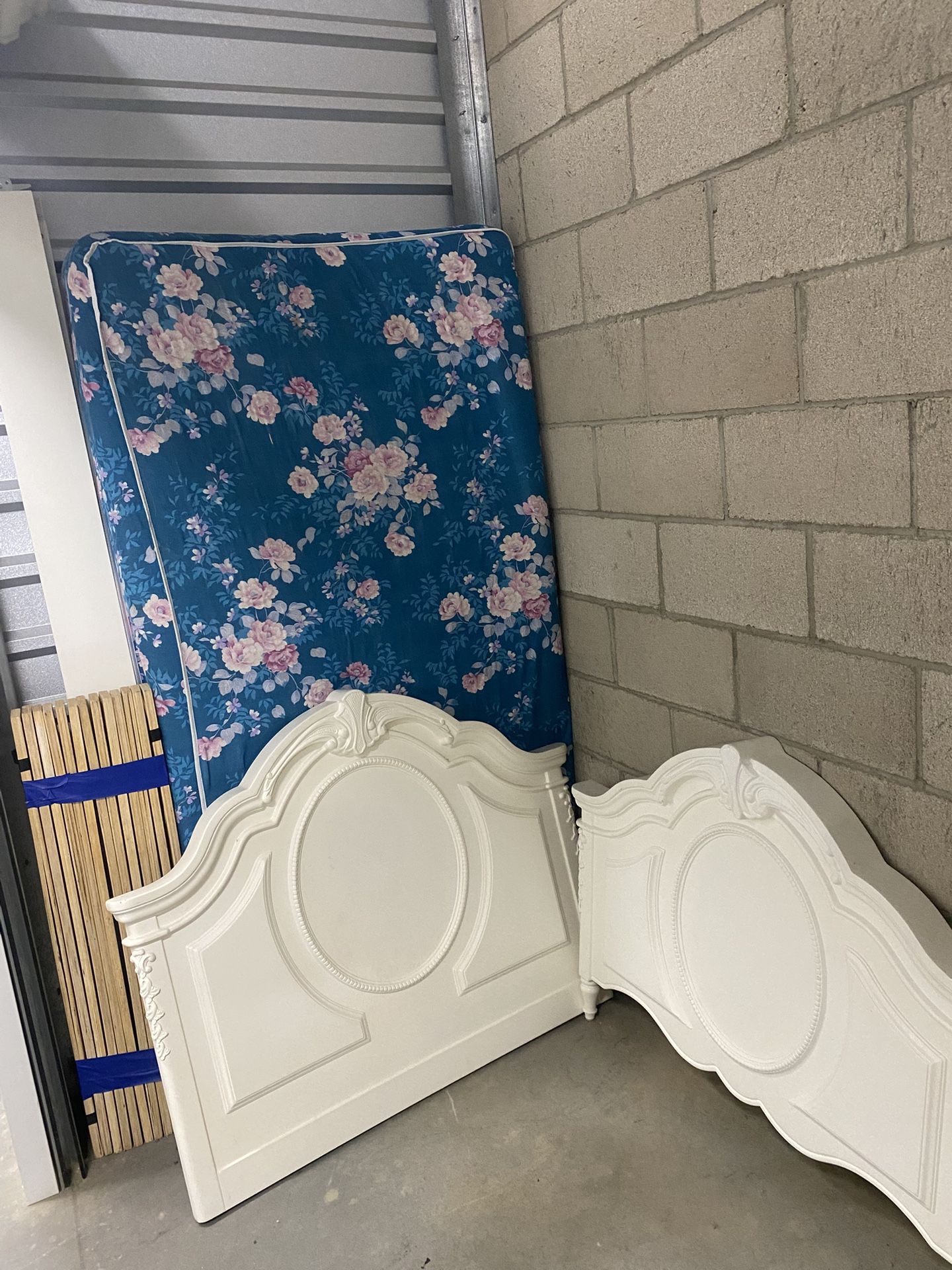 Twin Size Girls Bed And Bed frame