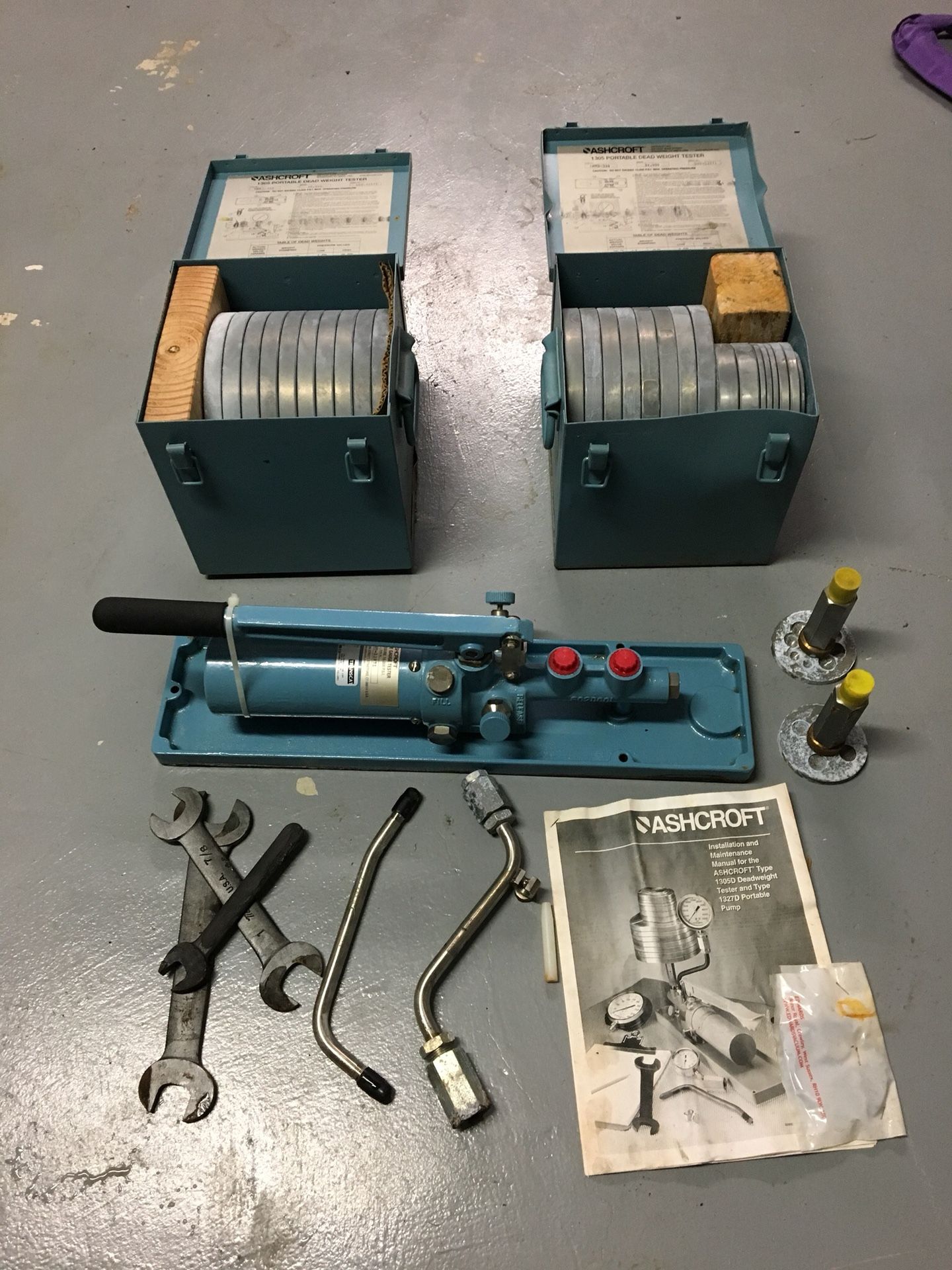 Ashcroft portable dead weight tester