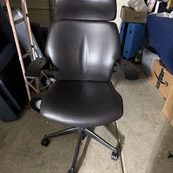 Highly ergonomic leather office chair