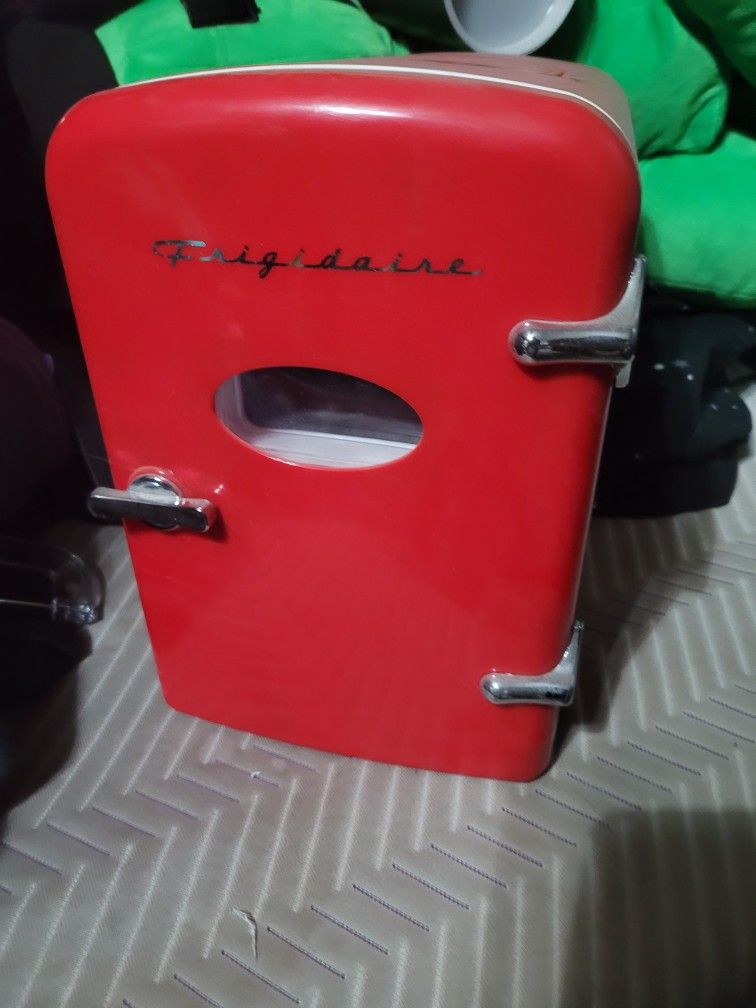 soda cooler (mini fridge)