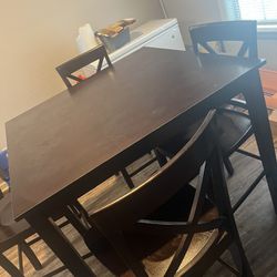 Table & 4 chairs 
