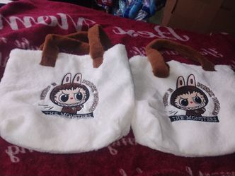 I have two of these purses la bubu