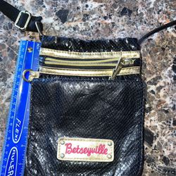 fun vintage Ladies Womens 8”x5” Betsey Johnson Betseyville Black small crossbody purse 