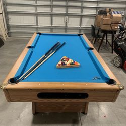 Pool table 