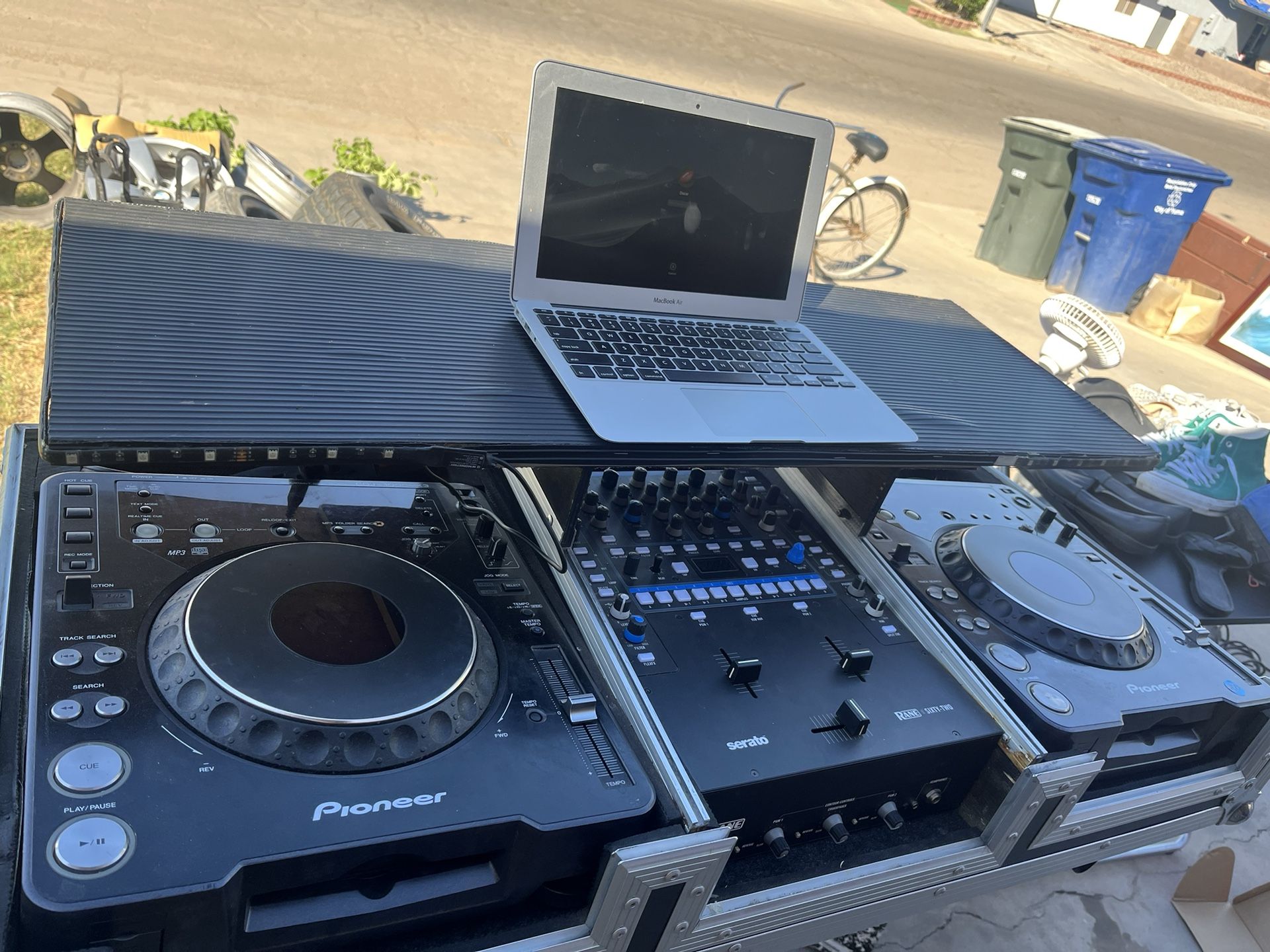 DJ Set up, NoSpeakers