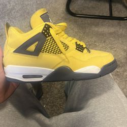 Jordan 4 Lightings Size 9.5