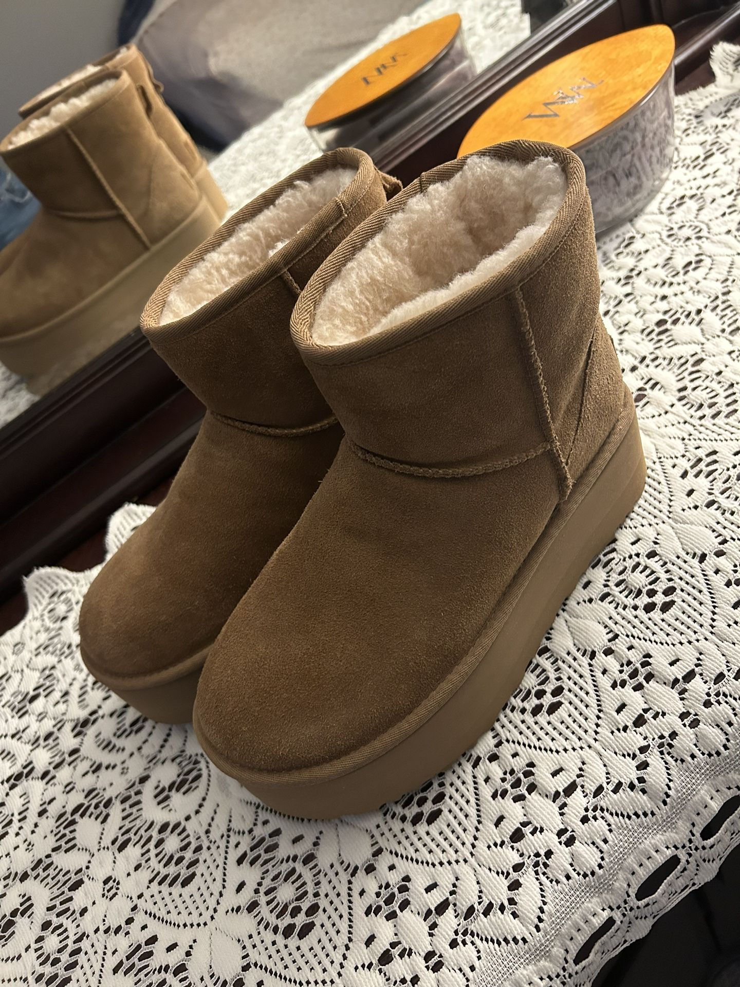 SIZE 8 UGG MINI BOOT PLATFORM