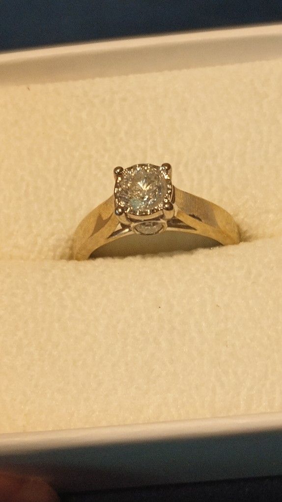 Beautiful Size 7 Engagement Wedding Ring. Never Used 