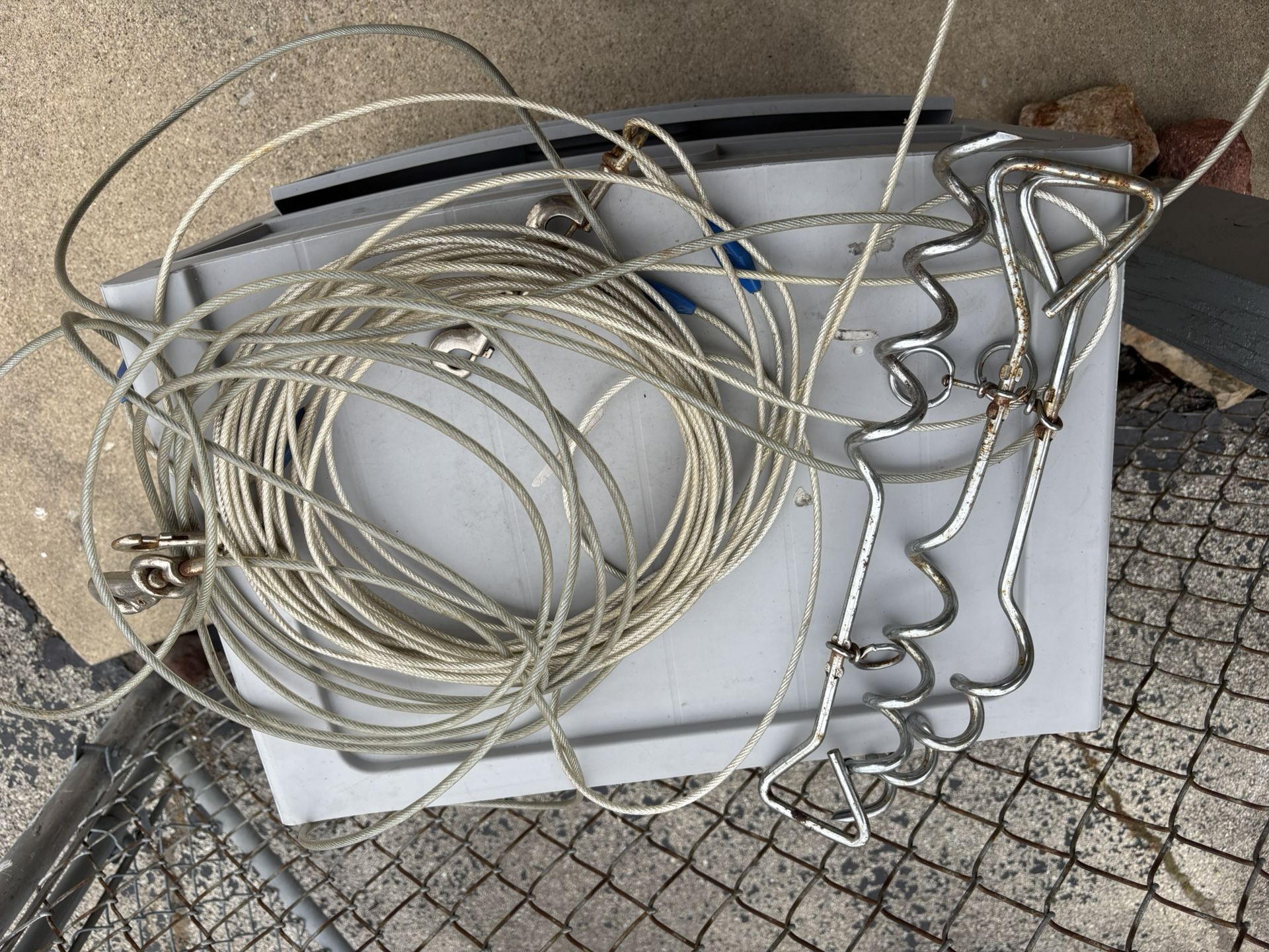 3 Spiral stakes With Leashes