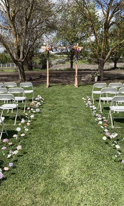 It’s Wedding Season!! Book Now For Beautiful Fresh Flowers!🌺