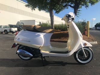 Brand New Amigo Avenza 200 Classic Gas Scooter