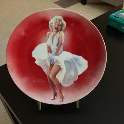 Marilyn Monroe Seven Year Itch Collectors Plate With Stand 
