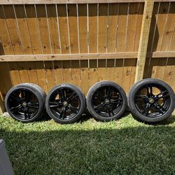 Gloss Black 18” Staggered OEM wheels with tires 