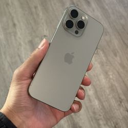 iPhone 16 Pro Max UNLOCKED - 256GB - Natural Titanium