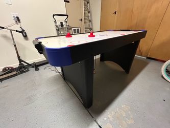 Air hockey table