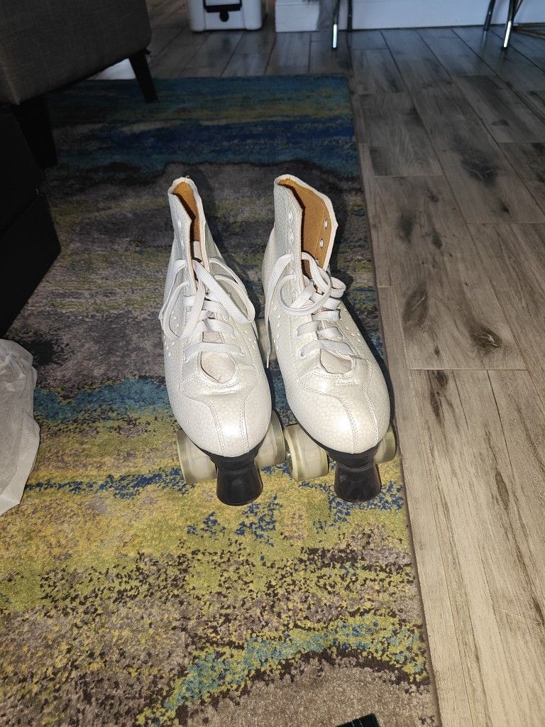 Woman's Light Up Quad Skates 9.5