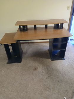 COMPUTER DESK