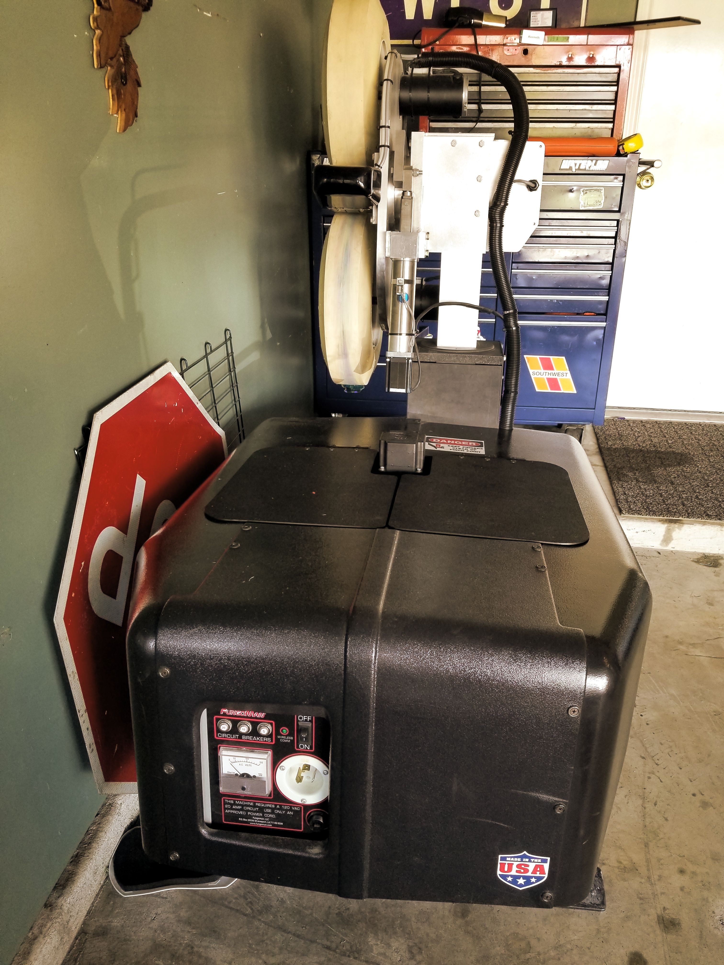 Fungo man pitching machine