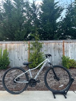 Trek Dual Sport 2 Women’s Hybrid Bike – Small Frame - Lightweight Comfort Bicycle