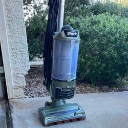 Shark DuoClean LiftAway Vacuum Cleaner With Accessories