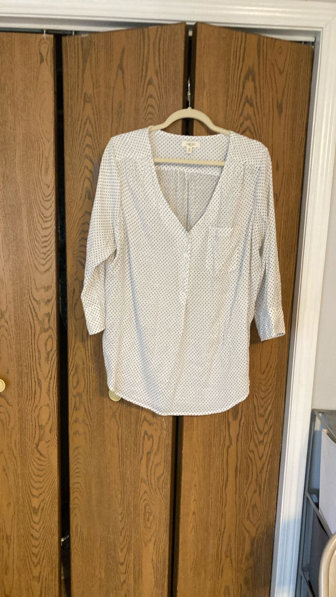 Medium length shirt, grey polkadots