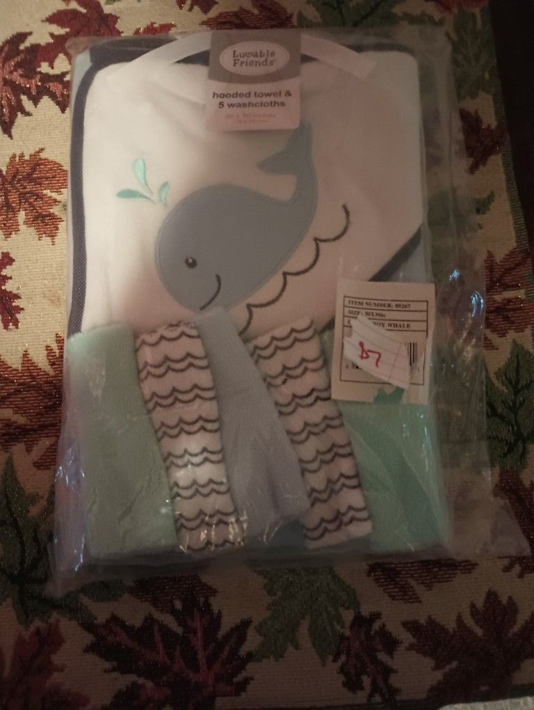 Luvable Friends Hooded Towel + 5 Washcloths