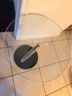 2 side tables very new / crystal intact