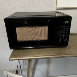 Mainstays 0.7 Cu ft Countertop Microwave Oven, 700 Watts, Black