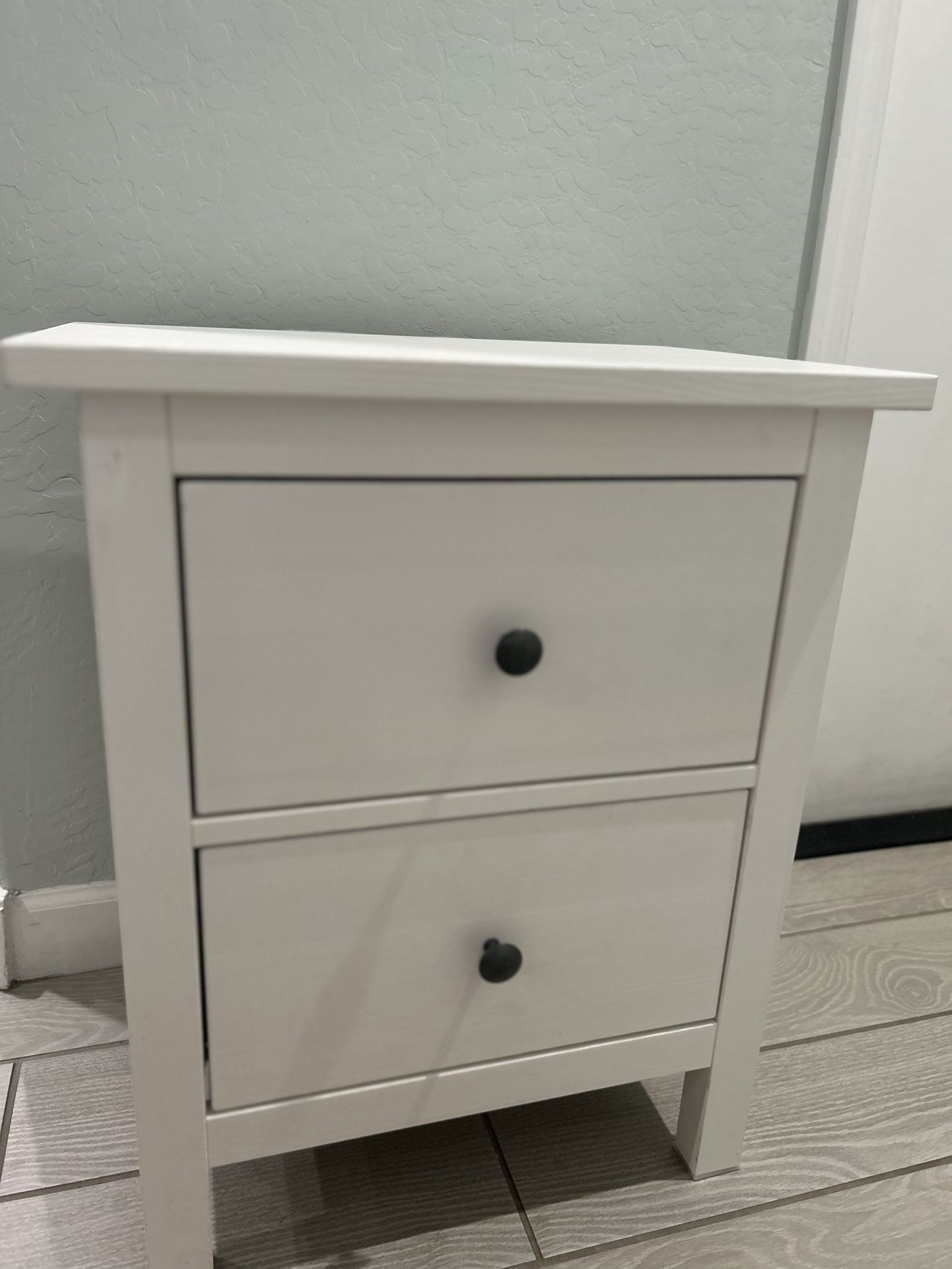 🪑 White 2-Drawer Nightstand / End Table – Modern & Clean Look