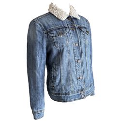 Iconic Levi’s denim jacket w/ white fur collar – 2016 Tumblr vibes, cozy & classic, women’s size large, open to offers!