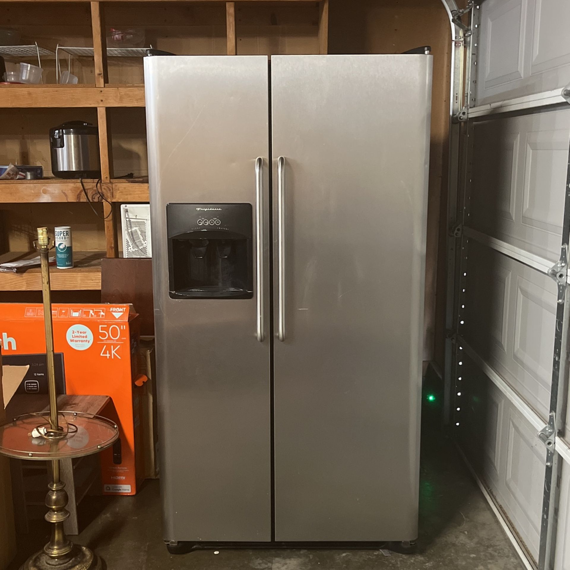 Frigidaire Refrigerator (READ DESCRIPTION!!)