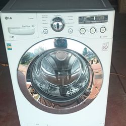 LG 27-inch, 4.0 cu. ft. capacity front-load washer In Excellent Condition