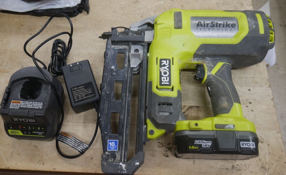 RYOBI 16GA STRAIGHT NAIL GUN P326 W 1 BATTERY AND CHARGER USED 886629-1