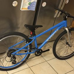 TREK WAHOO 24 Mountain Bike - Excellent Condition 