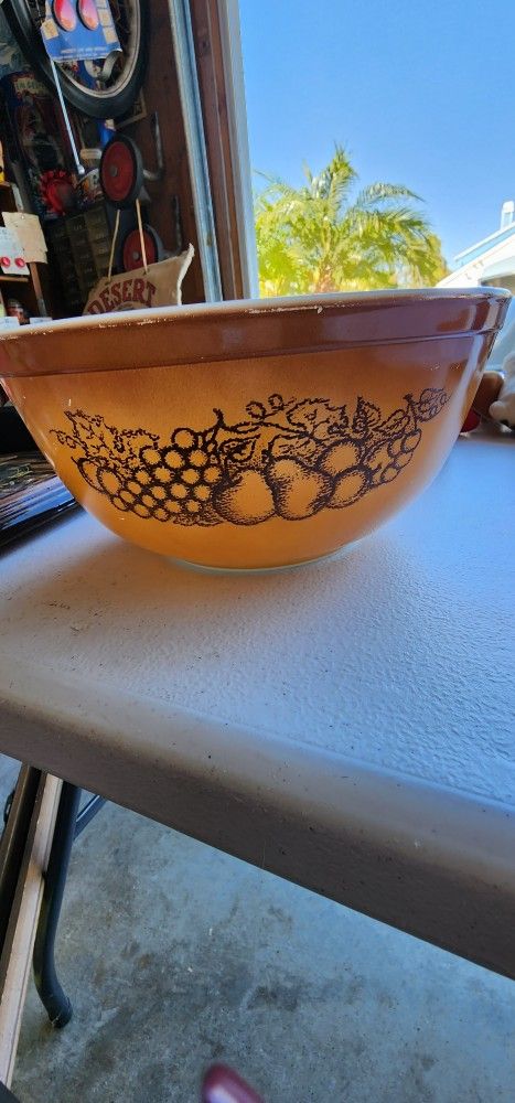 vintage Pyrex bowl