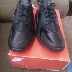 Nike Triple Black Huaraches