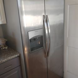 Fridgaire Refrigerator Like New