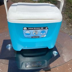 Igloo Island Breeze Cooler Green 28 Quarts 26 Liters 41 Cans Stackable