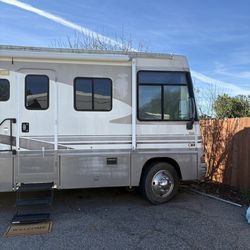 2003 Winnebago Adventure