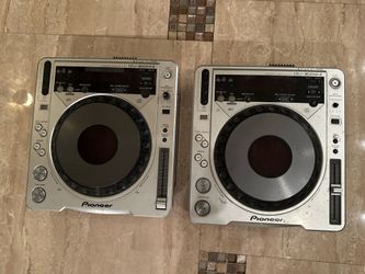 2 Pioneer CDJ-800MK2 digital media player.
