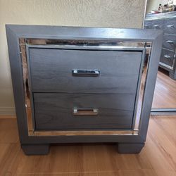 Night Stand With Mirror Accent 