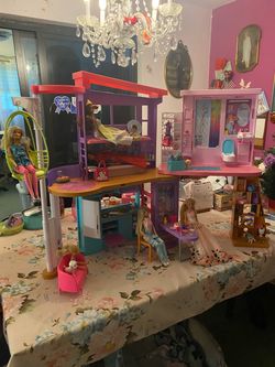 Barbie vacation house/4 Barbies, 2 children