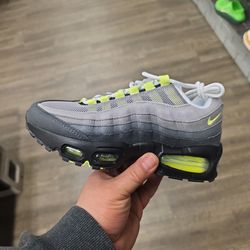 Airmax 95 neon grade school