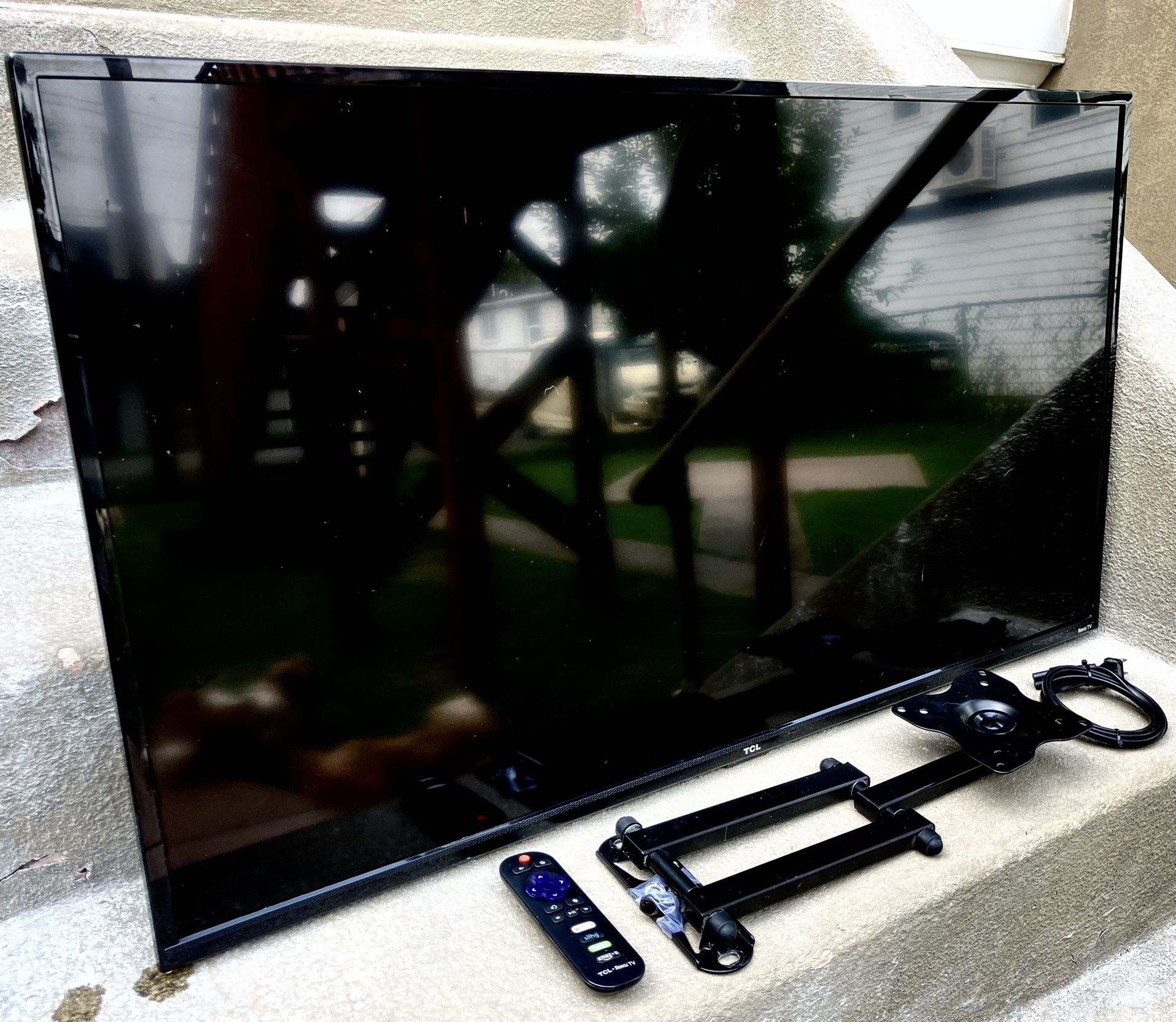 40” TCL Roku TV w/Remote, Cord & Wall Mount $150 obo