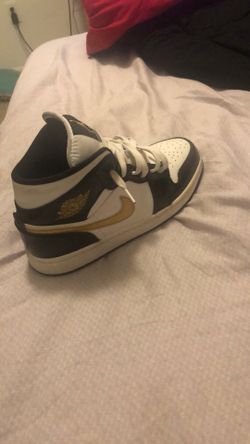 Jordan 1 Mid Black White Gold