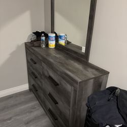 Dresser With Mirror 