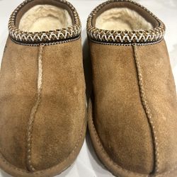 UGGS Slip On