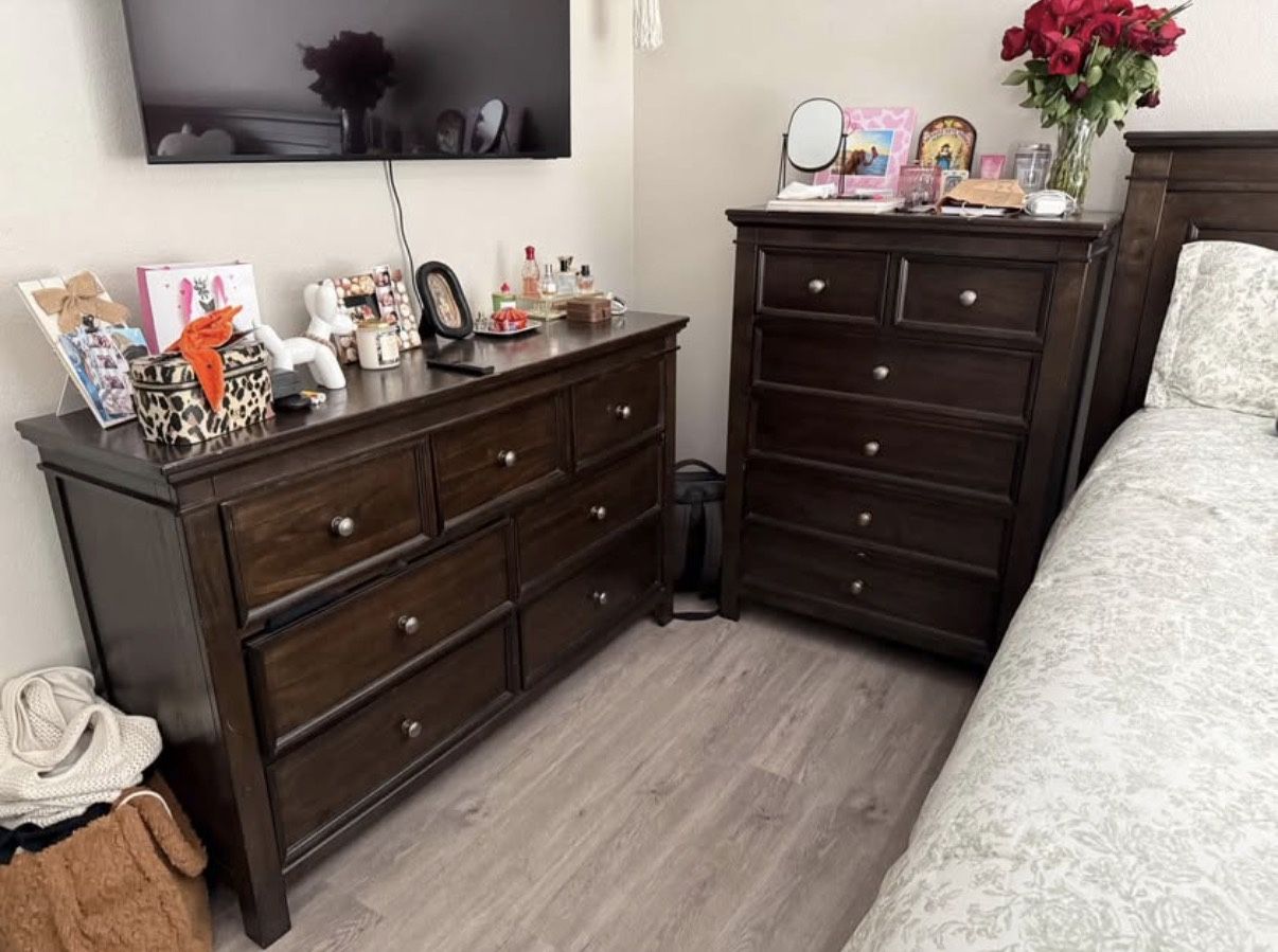 Mathis Brothers Solid Wood Queen Bedroom Set – Excellent Condition