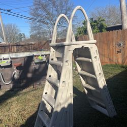 Above ground pool ladder
