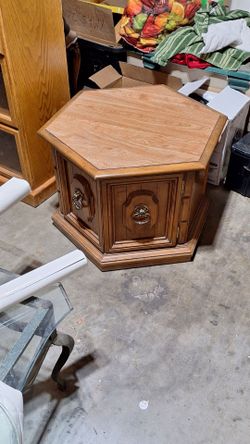 Center piece end table hard wood